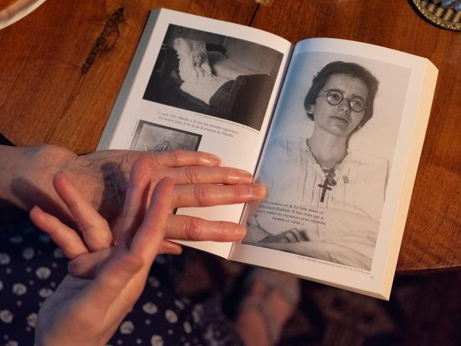 Un livre sur Marthe Robin présenté par sa petite-nièce Marie-Hélène Gaillard, à Hauterives (Drôme), le 3 juillet 2025.