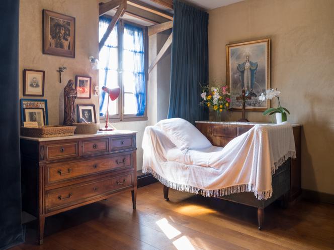 La chambre de Marthe Robin, à la Maison de Marthe-Robin, à Châteauneuf-de-Galaure (Drôme), le 3 juillet 2025.