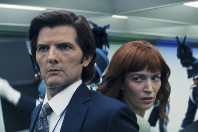 Les acteurs Adam Scott et Britt Lower, dans une scène de la série américaine « Severance. »