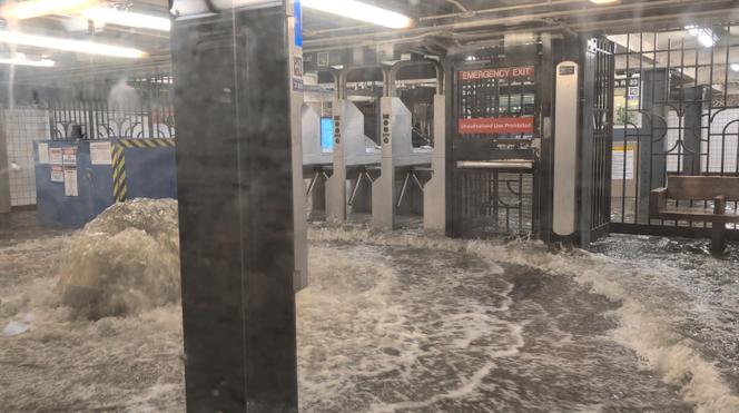 Une station de métro inondée à New York, le 14 juillet 2025 (capture d’écran d’une vidéo publiée sur les réseaux sociaux).