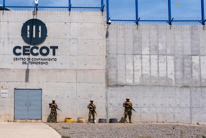 Des soldats montent la garde devant le centre de confinement du terrorisme (en espagnol : Centro de Confinamiento del Terrorismo, Cecot) à Tecoluca, au Salvador, le 26 mars 2025.