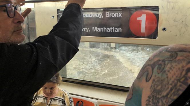 Une station de métro inondée à New York, le 14 juillet 2025 (capture d’écran d’une vidéo publiée sur les réseaux sociaux).