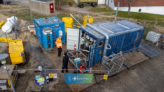 Conteneur utilisé pour une expérience de dépollution des sols, par Haemers Technologies, sur un chantier à Korsor, au Danemark, le 5 mars 2025.