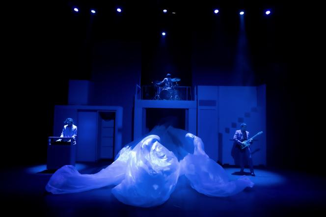 Jean-Christophe Dollé'nin yönettiği, Clotilde Morgiève ve Jean-Christophe Dollé'nin yönettiği “Mutlu Kıyamet” Şubat 2025'te Nogent-sur-Marne'daki Théâtre Watteau'da.