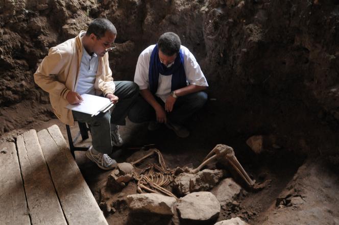 Des archéologues marocains examinent un squelette vieux de 5 000 ans découvert dans une grotte près de Khemisset, au Maroc, en mai 2010.