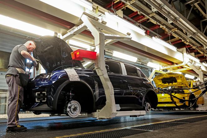 Un employé travaille sur une ligne d’assemblage sur le site de production Ampere ElectriCity de Renault à Douai (Nord), le 5 mars 2025.