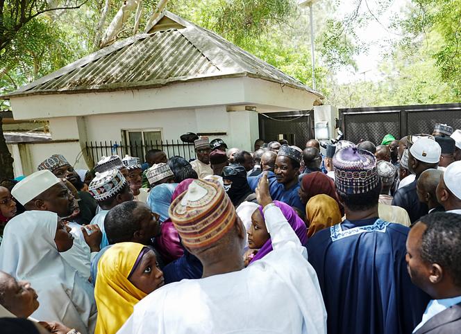 Une foule se masse devant la résidence de l’ancien président nigérian Muhammadu Buhari, à Daura, le 15 juillet 2025, jour de son enterrement.