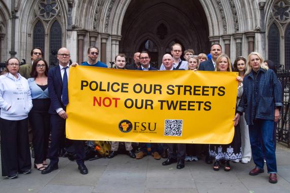 Des membres de Free Speech Union, en soutien à Lucy Connolly, brandissent une banderole « Police our streets, not our tweets » (« Surveillez nos rues, pas nos tweets »), à Londres, le 15 mai 2025.