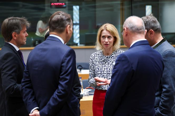 La cheffe de la diplomatie européenne, Kaja Kallas, entourée de ministres des affaires étrangères européens, lors d’une réunion des Vingt-Sept, à Bruxelles, le 15 juillet 2025.