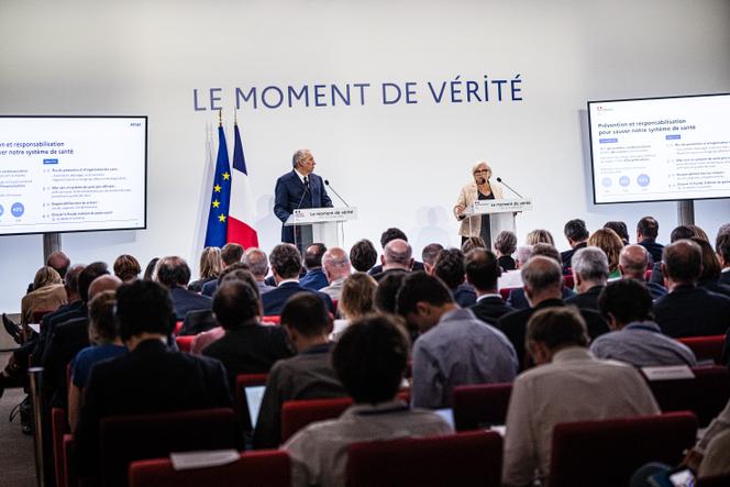 Le premier ministre, François Bayrou, et la ministre du travail, de la santé, des solidarités et des familles, Catherine Vautrin, lors de la présentation des orientations retenues pour le budget 2026, à Paris, le 15 juillet 2025.