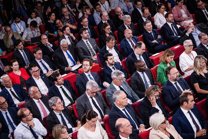 Le gouvernement et de nombreux députés et sénateurs lors de la présentation par François Bayrou des orientations retenues pour le budget de 2026, à Paris, le 15 juillet 2025.