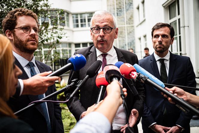 David Amiel, Jean-René Cazeneuve et Mathieu Lefèvre, députés Ensemble pour la République, répondent à des journalistes à l’issue de la présentation des orientations pour le budget 2026, à Paris, le 15 juillet 2025.