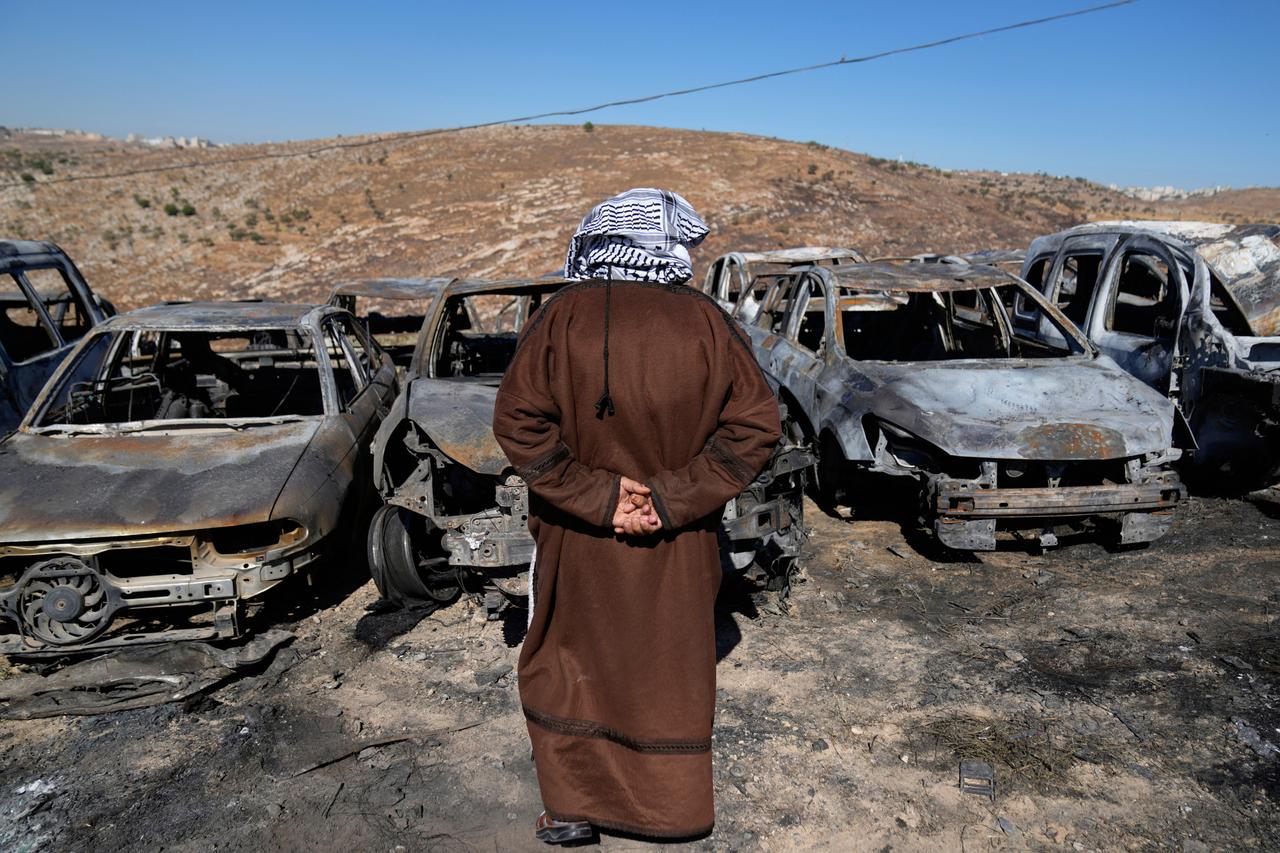 Une casse où des véhicules ont été brûlés lors d’une attaque de colons israéliens pendant la nuit, selon des habitants. Dans le village de Bourqa, en Cisjordanie,  15 juillet 2025. 