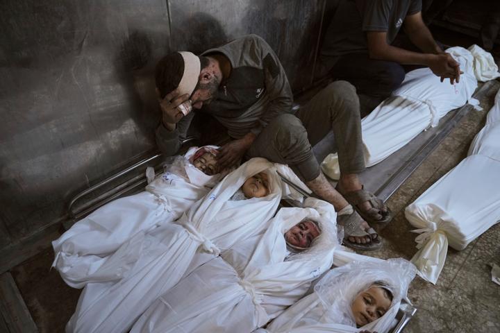 Corps d’enfants tués lors d’une attaque aérienne israélienne, à l’hôpital al-Shifa de Gaza, le 15 juillet 2025.