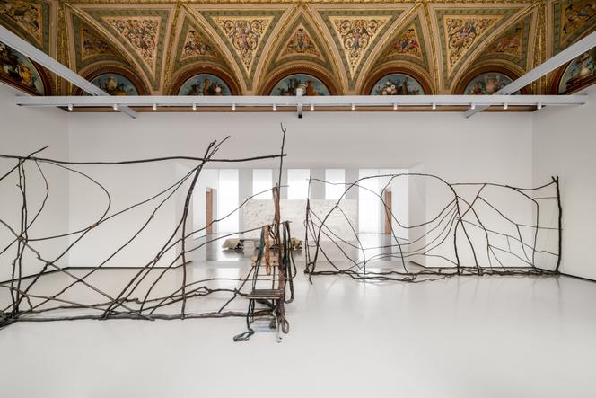 « Navigation Gate » (2024), de Tatiana Trouvé, dans l’exposition « La Vie étrange des choses », au Palazzo Grassi, à Venise (Italie).