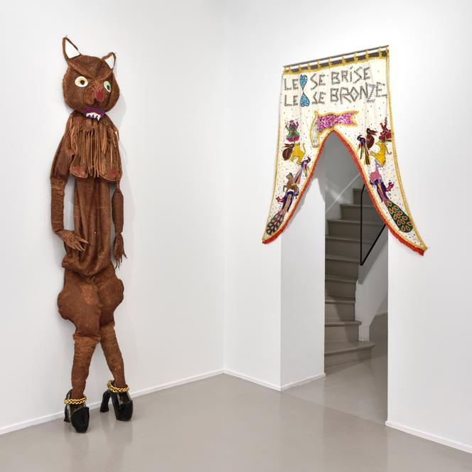 « La Nuit de l’ours » (2025) et « Le cœur se brise, le cœur se bronze » (2024), de Romuald Jandolo, dans l’exposition « Les Rois morts » à la galerie Suzanne Tarasiève, à Paris.