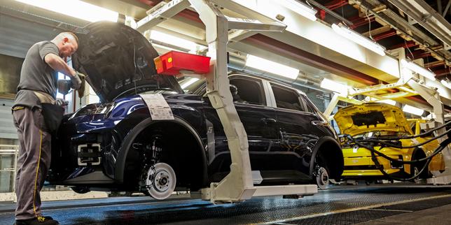 Duncan Minto is named interim CEO of Renault and lowers carmaker's targets