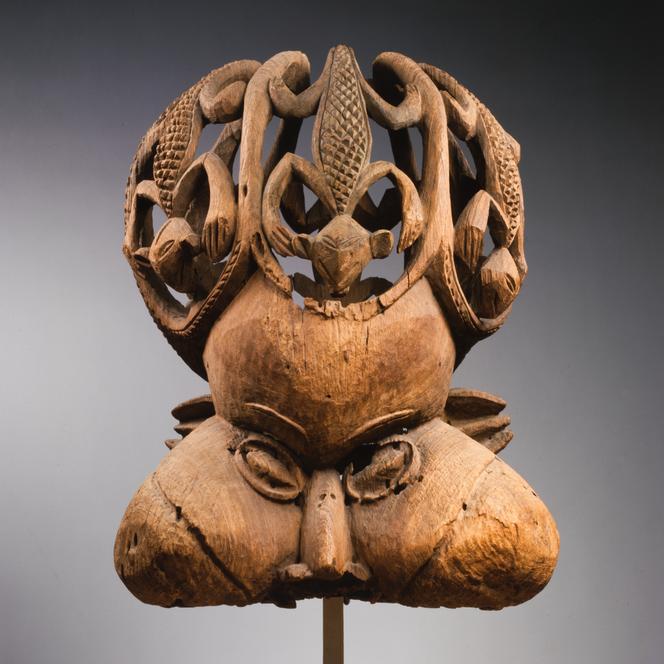 Le masque tukah (première moitié du XIXe siècle), l’un des emblèmes fondateurs de la chefferie bamendou au Cameroun, est conservé au Musée du quai Branly-Jacques-Chirac, à Paris.