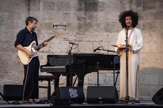 Raül Refree et Walid Ben Selim, en concert lors des Suds à Arles, le 15 juillet 2025.