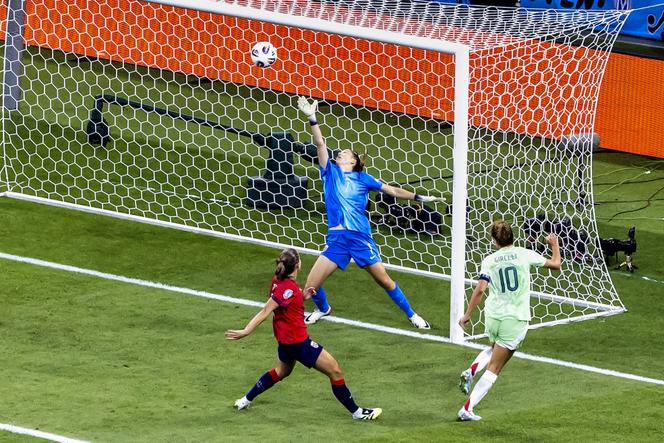 L’Italienne Cristiana Girelli marque le second but de son équipe lors du quart de finale de l’Euro féminin de football entre la Norvège et l’Italie, au Stade de Genève (Suisse), le 16 juillet 2025. 