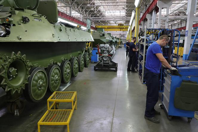 Des travailleurs dans une usine d’armement en république du Tatarstan (Russie), le 11 juillet 2023.