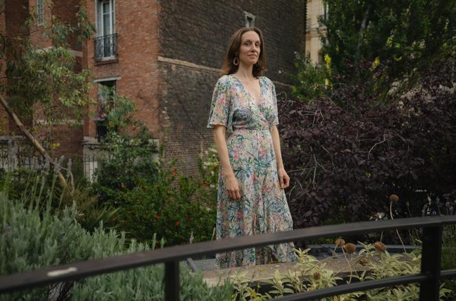 Katie Beth Kelley va souvent au square Suzanne-Buisson, à Montmartre, à Paris, pour danser, réfléchir ou pique-niquer. Ici, le 26 juin 2025.