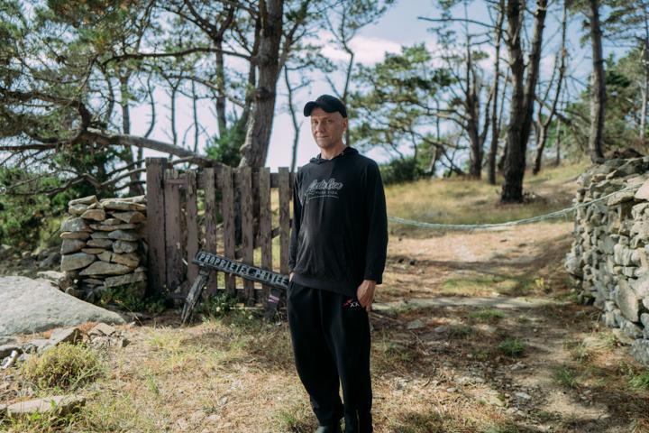 Jean-Marie Tassy-Simeoni, sur son île d’Aval (Côtes-d’Armor), le 1ᵉʳ juillet 2025.