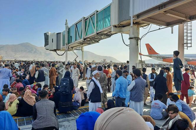 Sur le le tarmac de l’aéroport de Kaboul, à la suite de la prise de pouvoir des talibans, à Kaboul (Afghanistan), le 16 août 2021.