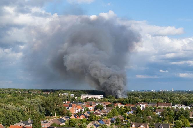 De la fumée s’élève du site du festival de musique électronique Tomorrowland à Boom, en Belgique, où un important incendie s’est déclaré mercredi 16 juillet 2025.