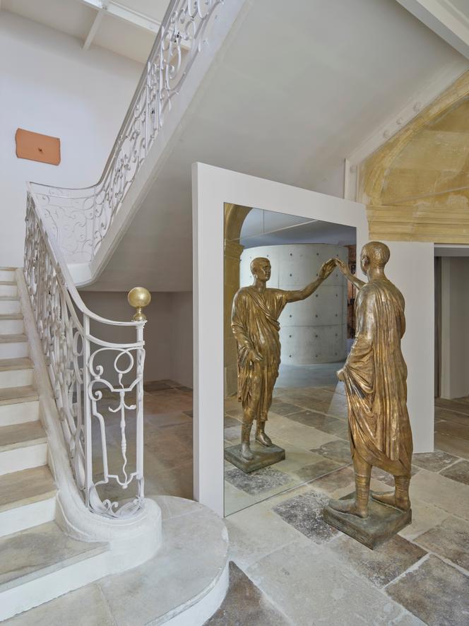 « Untitled » (2008), de Lee Ufan, et « L’etrusco » (1976), de Michelangelo Pistoletto, dans l’exposition « Conversation Piece, Michelangelo Pistoletto et Lee Ufan en dialogue », à Lee Ufan Arles (Bouches-du-Rhône), en juin 2025.