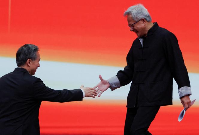 Jensen Huang (à droite), PDG de Nvidia, et Ren Hongbin, président du Conseil chinois pour la promotion du commerce international, à la cérémonie d’ouverture de la 3ᵉ Exposition internationale de la chaîne d’approvisionnement de Chine, à Pékin, le 16 juillet 2025.