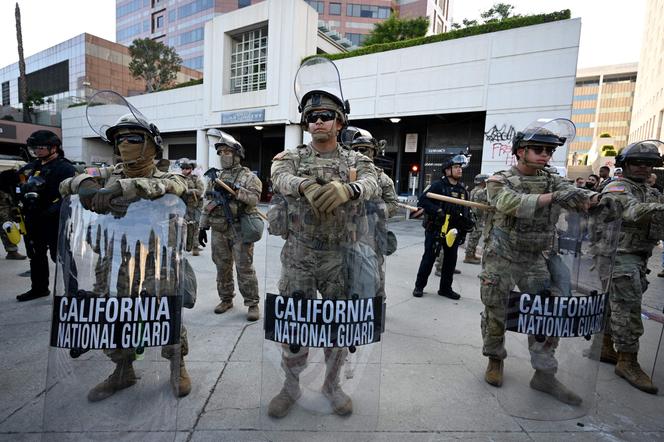 Des membres de la garde nationale postés devant un bâtiment fédéral dans le quartier de Downtown, à Los Angeles, le 12 juin 2025.