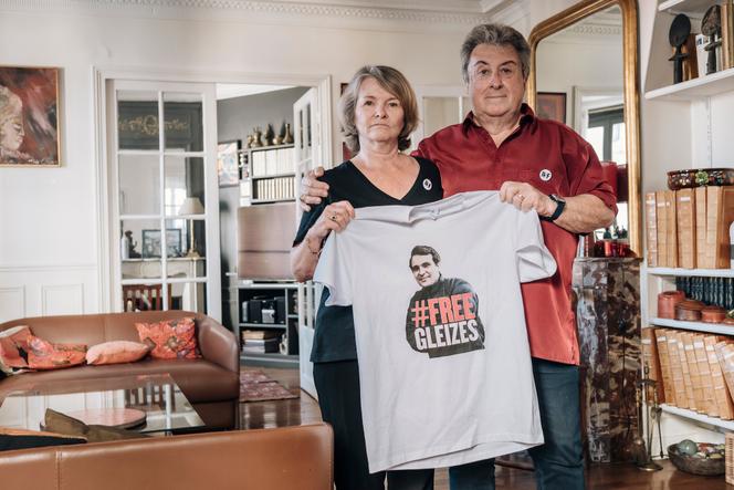 Les parents de Christophe Gleizes, à Paris, le 3 juillet 2025.
