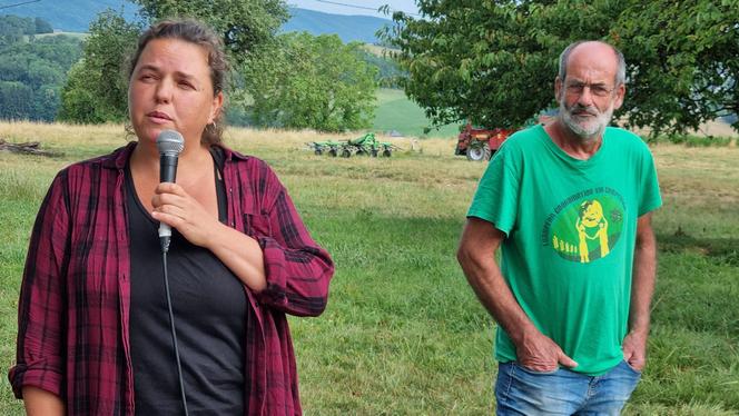 Fanny Métrat et Pierre Maison de la Confédération paysanne, au hameau de la Topy près de Cessens (Savoie) où un nouveau foyer de dermatose nodulaire contagieuse (DNC) a été détecté et où des actions sont menées contre l’abattage des troupeaux. Le 16 juillet 2025
