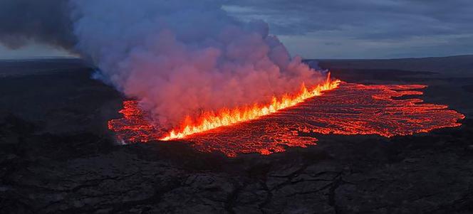 Photographie fournie le 16 juillet 2025 par la protection civile islandaise, montrant de la lave et de la fumée s’échappant d’un volcan près de Grindavik, sur la péninsule de Reykjanes, en Islande.
