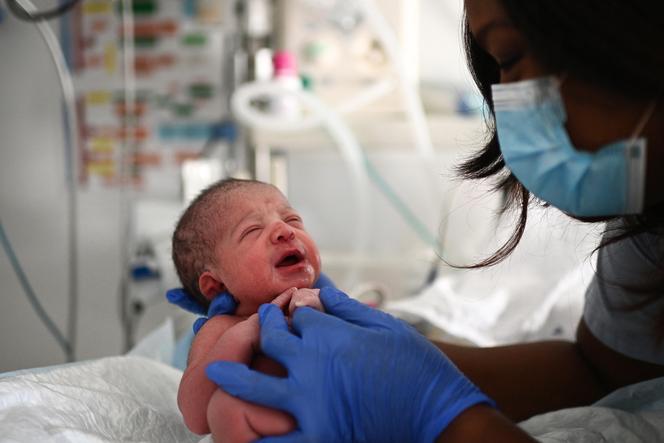 Un nouveau-né, quelques minutes après sa naissance dans une maternité parisienne, le 29 juin 2022.
