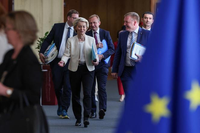 La présidente de la Commission européenne, Ursula von der Leyen, et, derrière elle, le commissaire au budget de l’Union européenne, Piotr Serafin, à Bruxelles, le 16 juillet 2025.