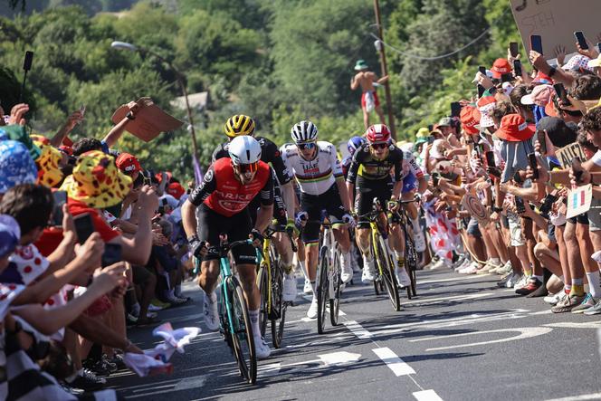 Parti seul dans la Côte de Pech David, Kévin Vauquelin, sixième au classement général, a profité de la liesse de la foule toulousaine, talonné par ses concurrents pour le maillot jaune.