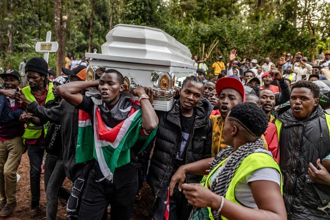 Funérailles de Boniface Kariuki, un marchand ambulant décédé des suites de ses blessures par balle quelques jours après avoir été abattu par la police kényane lors de manifestations antigouvernementales, dans un village près de Kangema, au nord de Nairobi, le 11 juillet 2025.