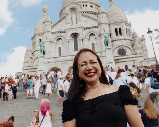 Jacqueline Prado​ a obtenu, en 2023, des papiers lui permettant de travailler et de résider en France. Elle tente désormais de faire venir son mari et son fils cadet. Ici, devant le Sacré-Cœur, à Paris, le 28 juin 2025.