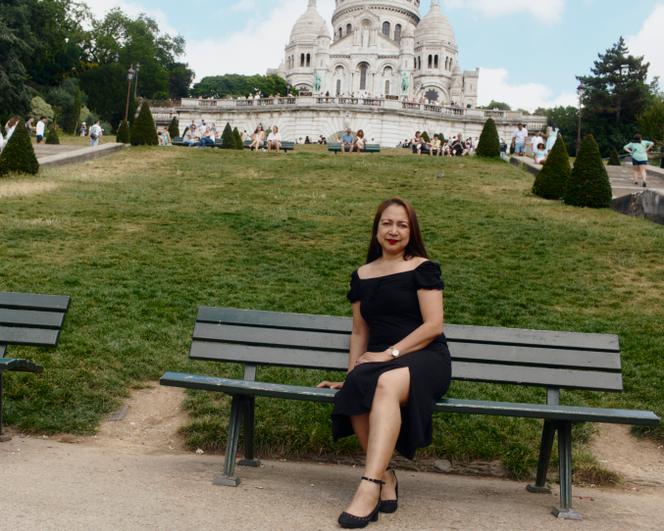A son arrivée à Paris, en 2017, Jacqueline Prado se rendait tous les week-ends à l’Eglise américaine ou au Sacré-Cœur, avec d’autres membres de la communauté philippine, pour prier.​ Elle retourne au pied de la basilique, le samedi 28 juin 2025.