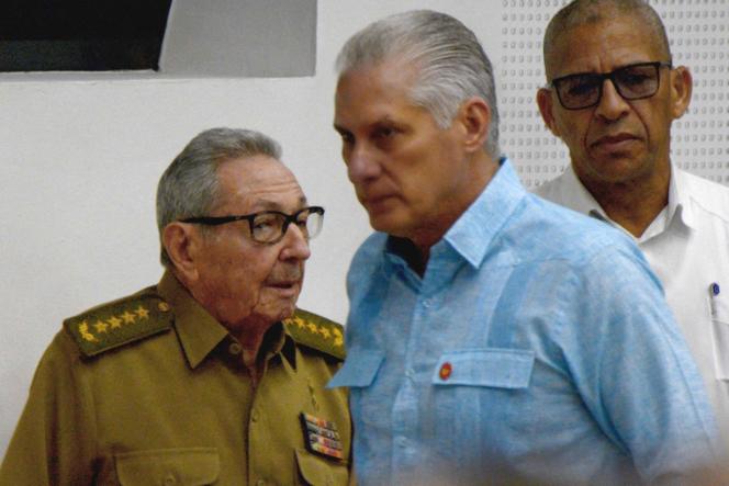 Photo diffusée par ACN (Agence de presse cubaine) montrant l’ex-président cubain Raul Castro (à gauche) et le président Miguel Diaz-Canel (au centre), au Parlement, à La Havane, le 16 juillet 2025.