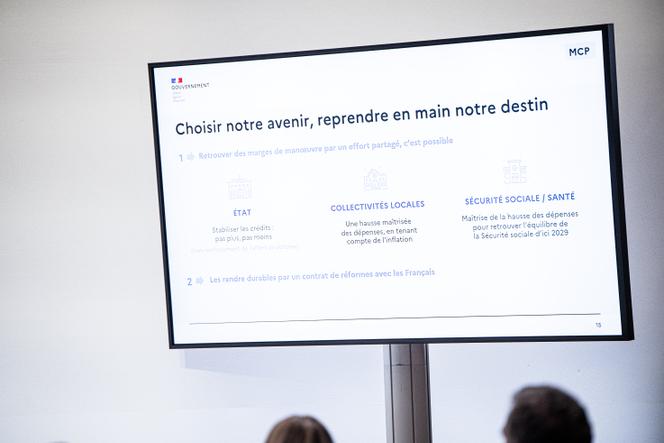 Un écran lors de la présentation, par François Bayrou, des propositions gouvernementales pour le budget de l’année 2026, à Paris, le 15 juillet 2025.