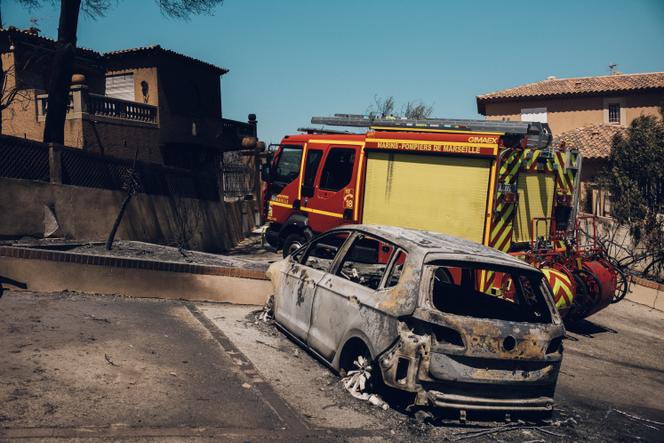 A l'Estaque, dans le 16ᵉ arrondissement de Marseille, au lendemain de l'incendie qui a ravagé les quartiers nord, les pompiers inspectent encore quelques maisons, le 9 juillet 2025.
