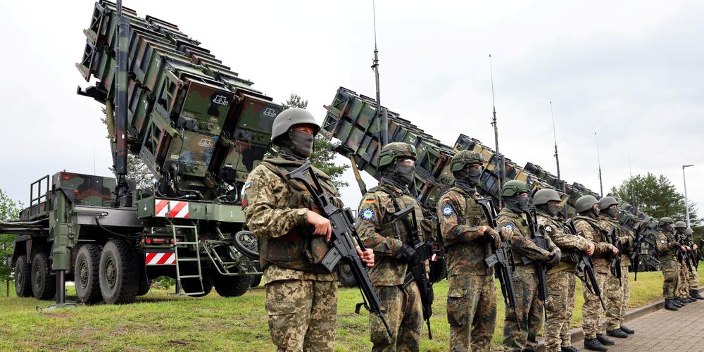 Des soldats ukrainiens se forment auprès de militaires allemands à l’utilisation des systèmes de défense antiaérienne Patriot sur une base en Allemagne, en juin 2024. - JENS BUTTNER/VIA REUTERS