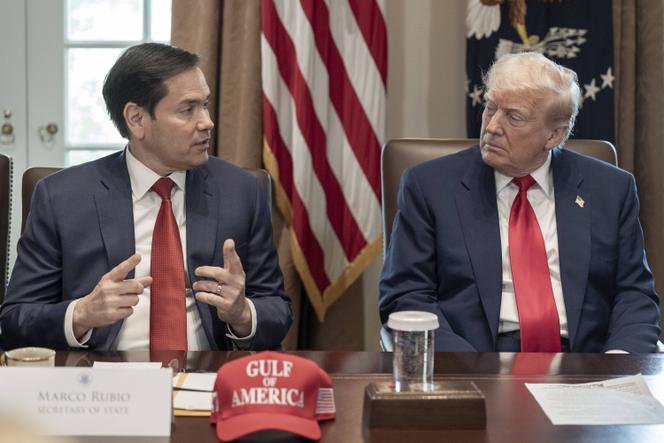 Le chef de la diplomatie américaine, Marco Rubio, au côté du président des Etats-Unis, Donald Trump, à la Maison Blanche, à Washington, le 30 avril 2025.