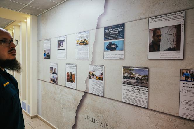 Le commandant Alex Nemirovsky, chef de l’unité chargée des crimes les plus graves et de la traque des espions au sein du Lahav 433, devant un mur recouvert d’articles de presse, au siège de cette organisation policière, à Lod (Israël), le 14 juillet 2025.