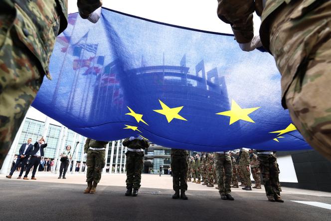 Cérémonie de levée du drapeau devant le siège du Parlement européen, à Strasbourg, le 15 juillet 2024.
