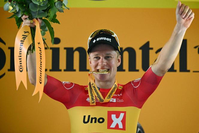 Jonas Abrahamsen célèbre son succès lors de la 11e étape du Tour de France, à Toulouse, le 16 juillet 2025.