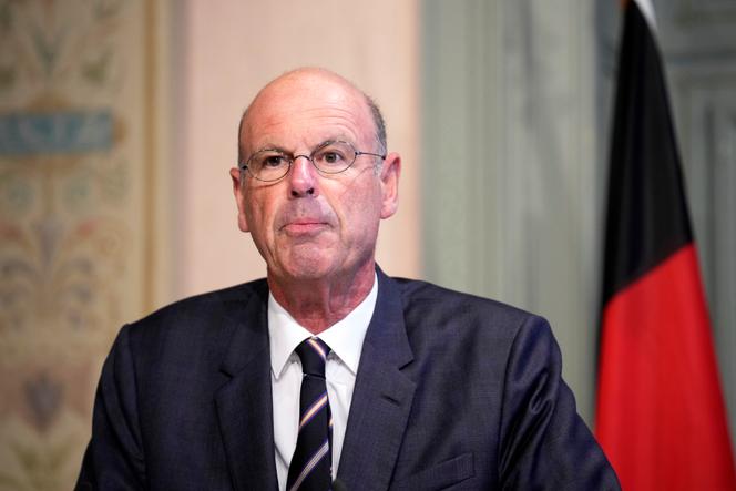 Le ministre des finances, Eric Lombard, s’adresse aux médias lors d’une conférence de presse conjointe avec son homologue allemand, en Allemagne, mercredi 16 juillet 2025. 